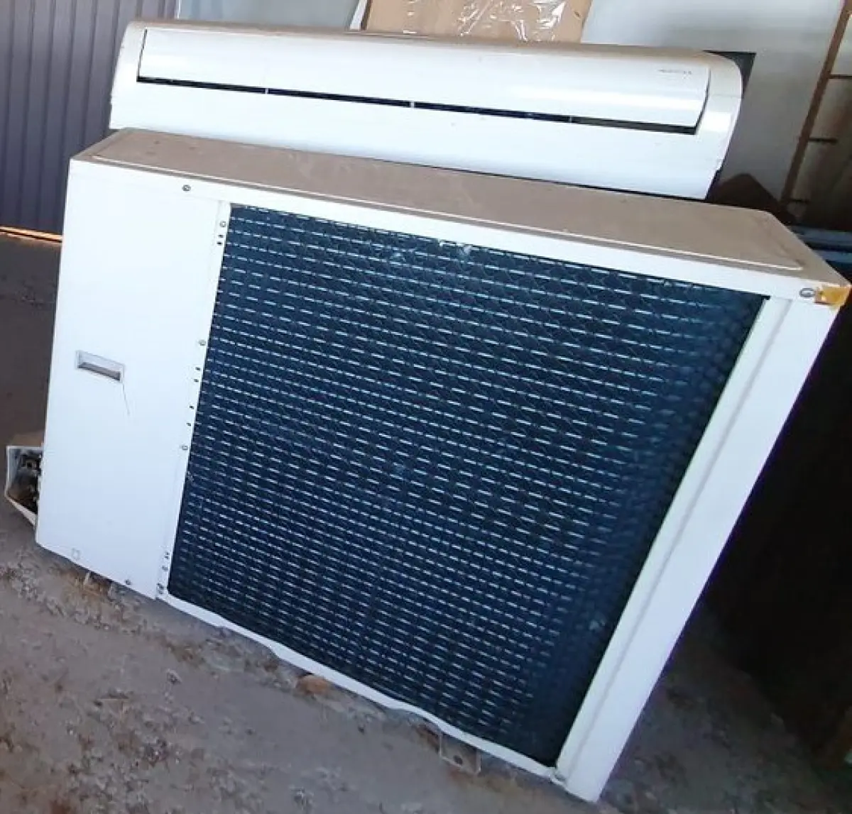 LOTE 211 - 2 AR CONDICIONADO SPLIT DESINSTALADO