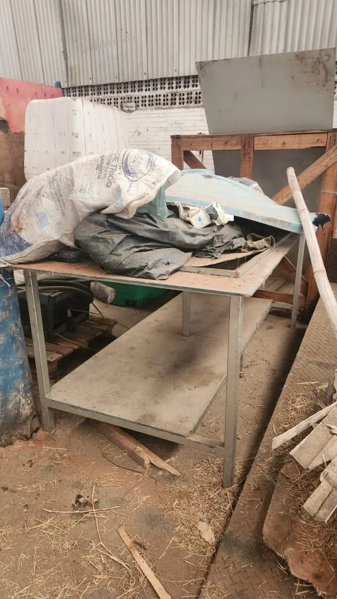 LOTE 052 - MESA C/ ESTRUTURA METÁLICA E TAMPO DE COMPENSADO