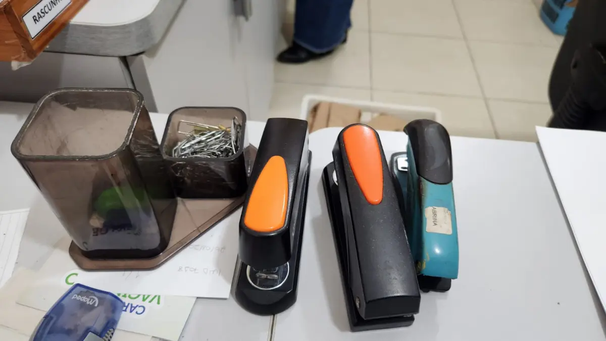 LOTE 149 - LOTE DE MATERIAIS DE ESCRITÓRIO DIVERSOS (PORTA LAPIS, ORGANIZADORES DE MESA, GRAMPEADORES, LIXEIRAS, ETC.)