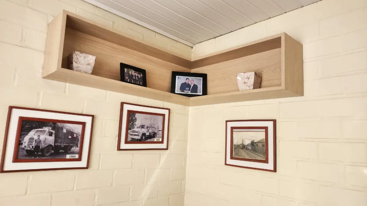 LOTE 143 - PRATELEIRA AÉREA EM L