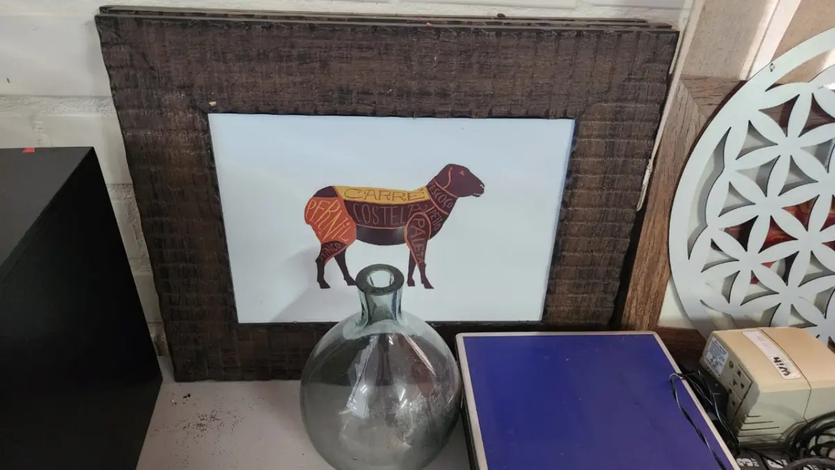 LOTE 124 - 4 QUADROS DE PAREDE PEQUENOS, MOLDURA MADEIRA MARROM