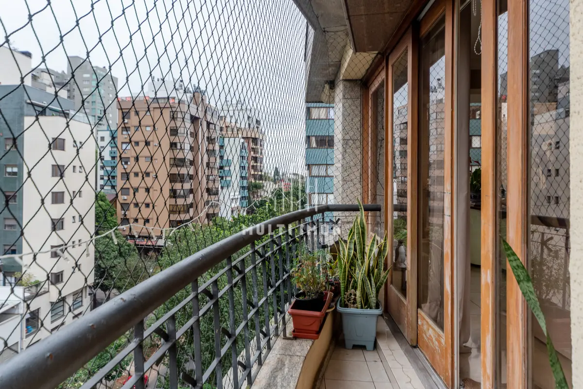 LOTE 000 - O apartamento nº 601 no Ed. Maison Paris, na Rua Pedro Ivo nº 532. O espaço de estacionamento coberto nº 01. O espaço de estacionamento coberto nº 02