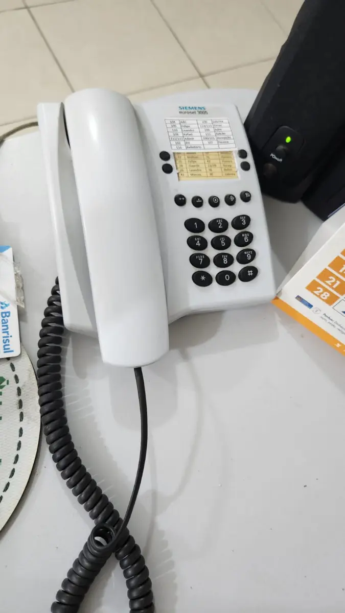 LOTE 108 - LOTE DE TELEFONES: 8 COM FIO E 4 SEM FIO