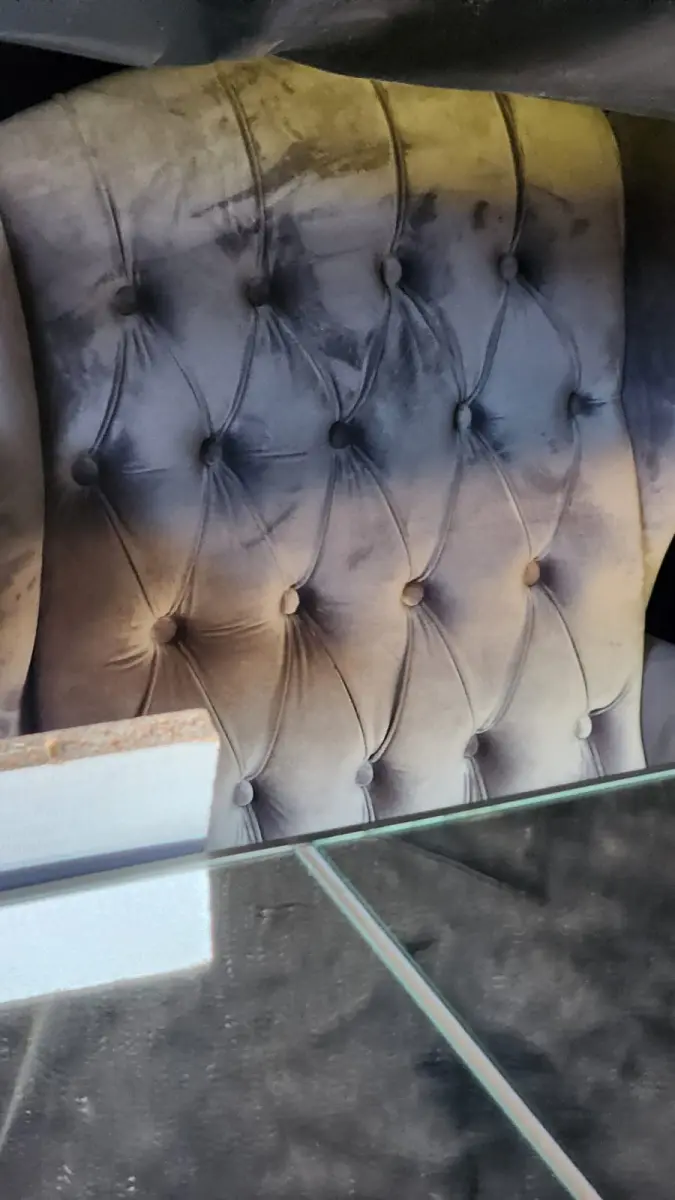 LOTE 044 - POLTRONA ESTOFADA, C/ BOTONÊ, CINZA