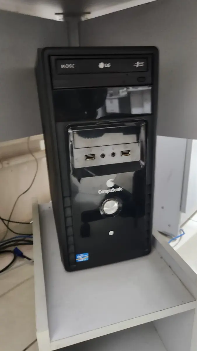 LOTE 100 - 7 COMPUTADORES COM MONITOR, TELCADO, MOUSE E ESTABILIZADOR