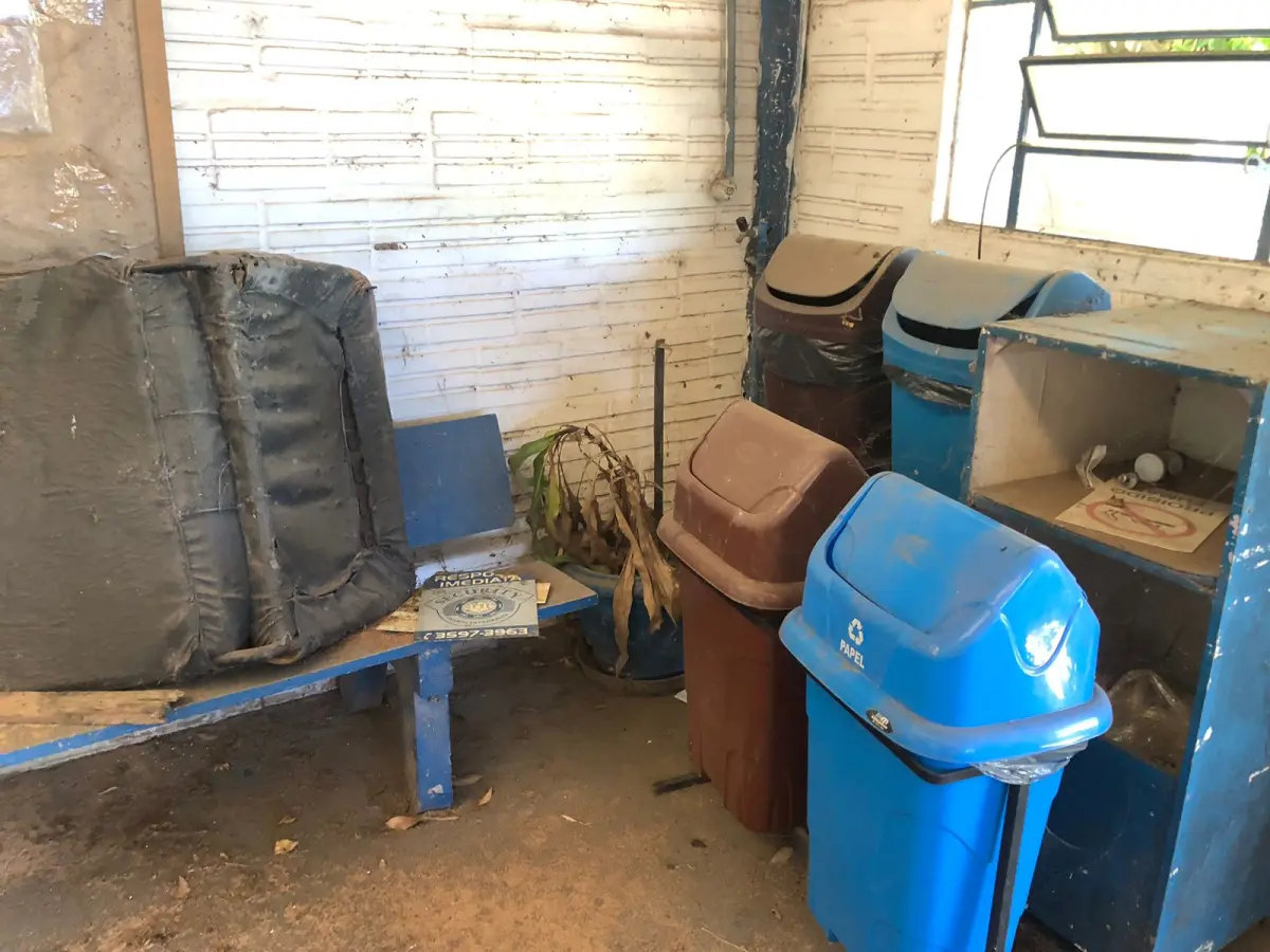 LOTE 048 - 2 CONJUNTO C/ 2 LATAS DE LIXO