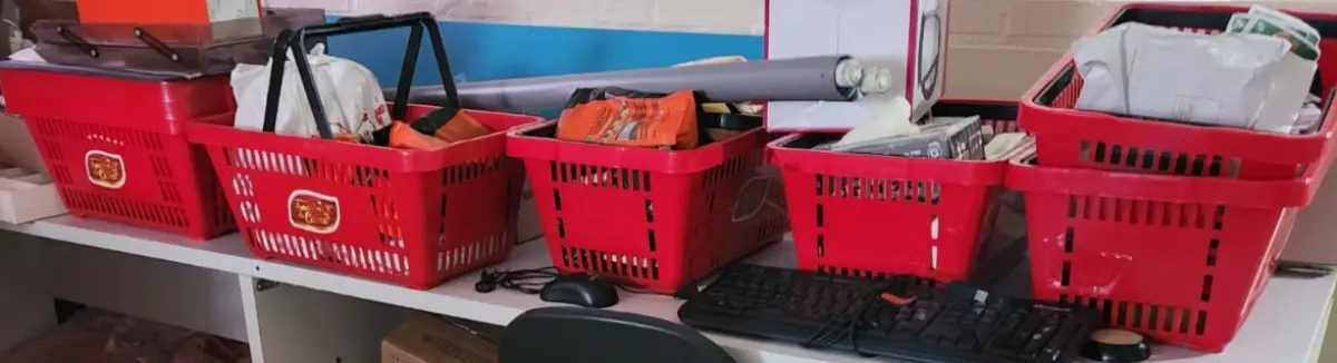 LOTE 165 - 10 CESTOS DE COMPRAS, VERMELHO