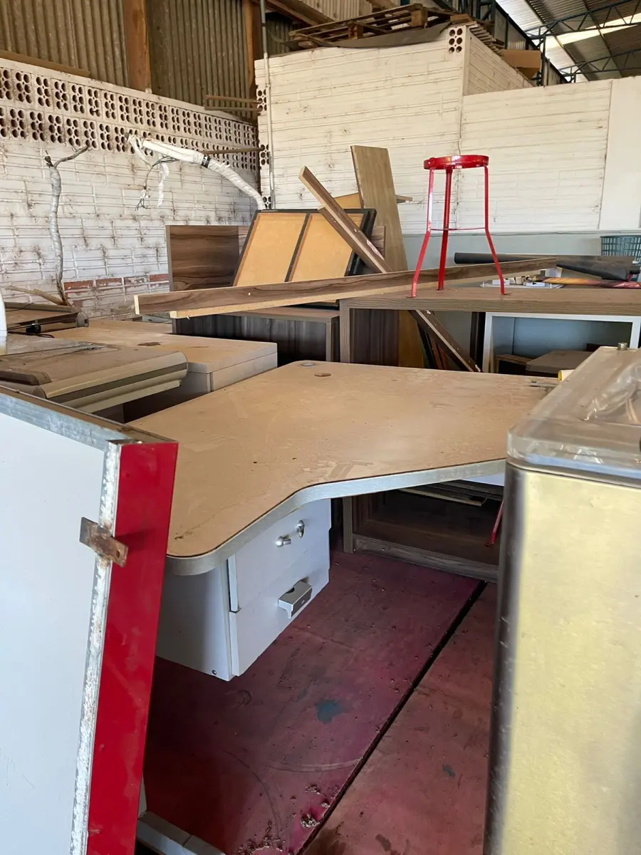 LOTE 043 - MESA EM L, C/ 2 GAVETAS, CINZA EM MAU ESTADO