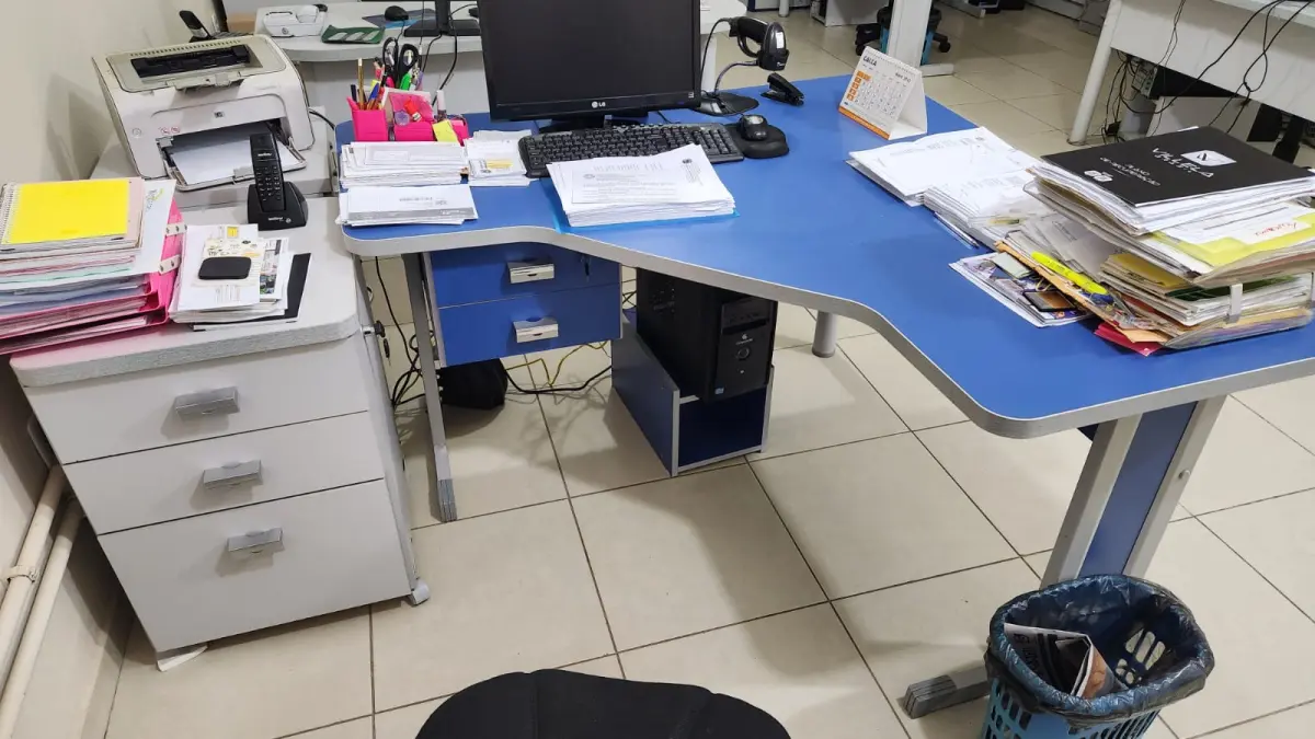 LOTE 161 - MESA EM L, AZUL, C/ 2 GAVETAS