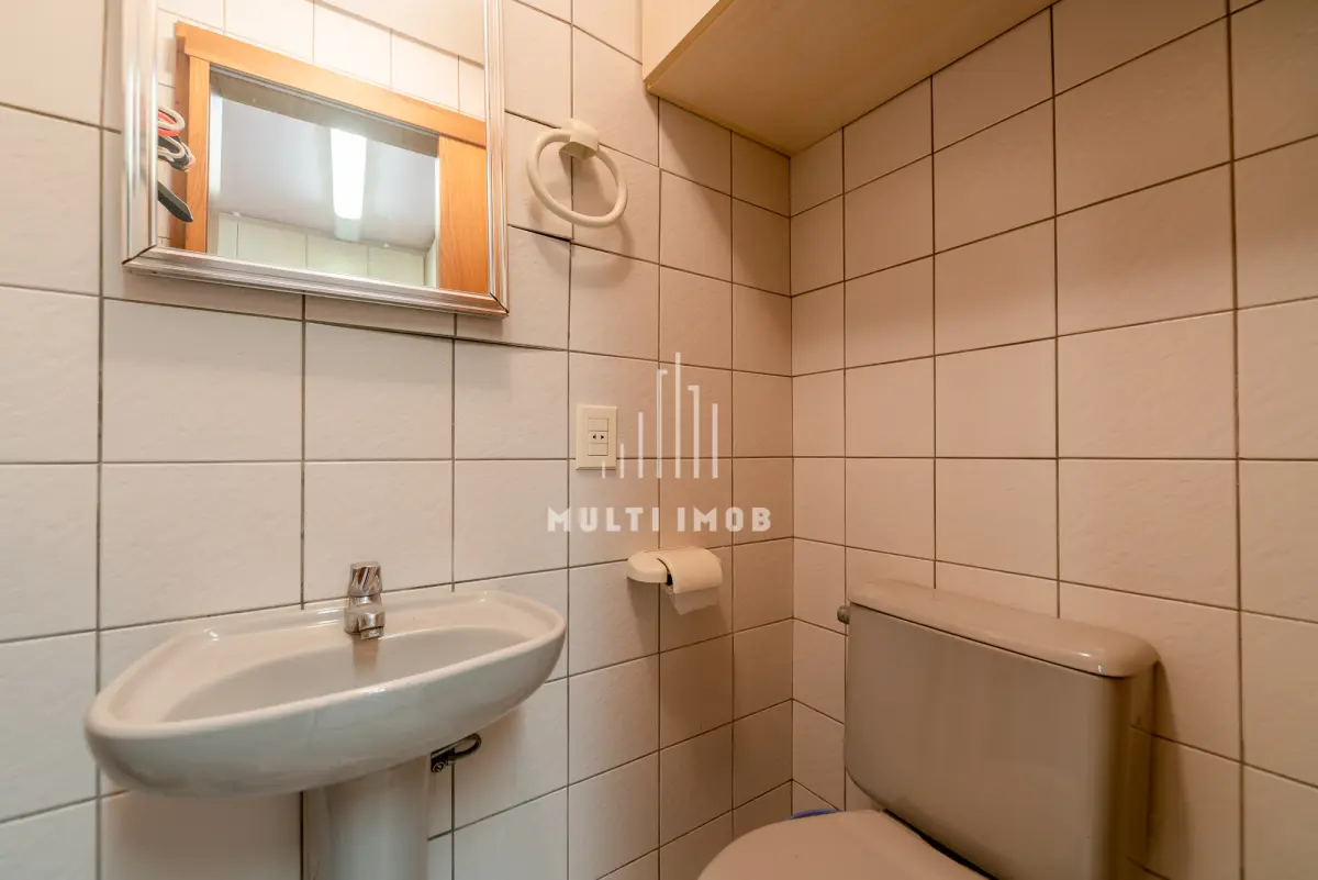 LOTE 000 - O apartamento nº 601 no Ed. Maison Paris, na Rua Pedro Ivo nº 532. O espaço de estacionamento coberto nº 01. O espaço de estacionamento coberto nº 02