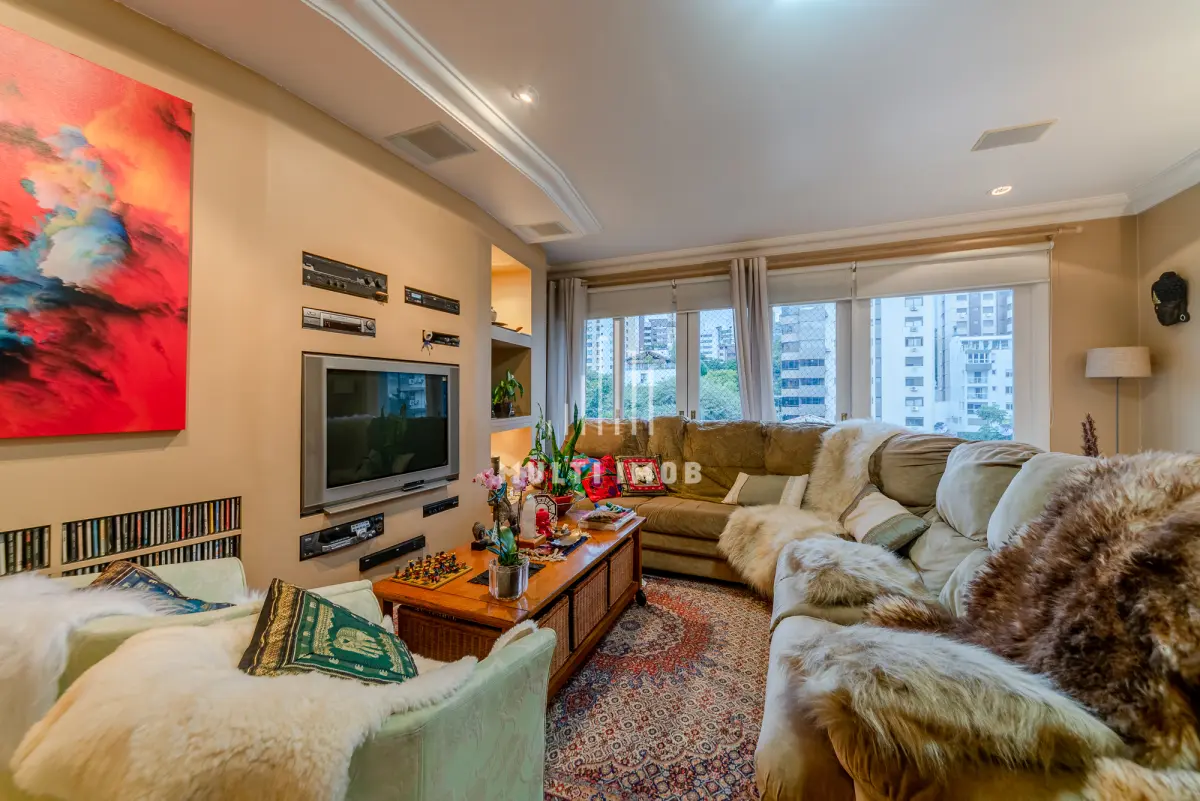 LOTE 000 - O apartamento nº 601 no Ed. Maison Paris, na Rua Pedro Ivo nº 532. O espaço de estacionamento coberto nº 01. O espaço de estacionamento coberto nº 02