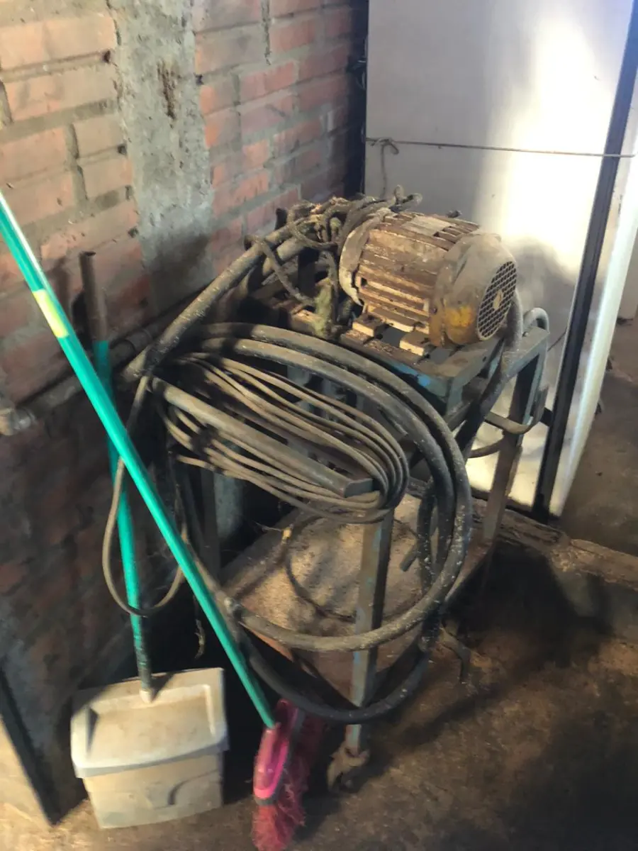 LOTE 078 - CARRINHO COM MOTOR ELÉTRICO E MANGUEIRAS