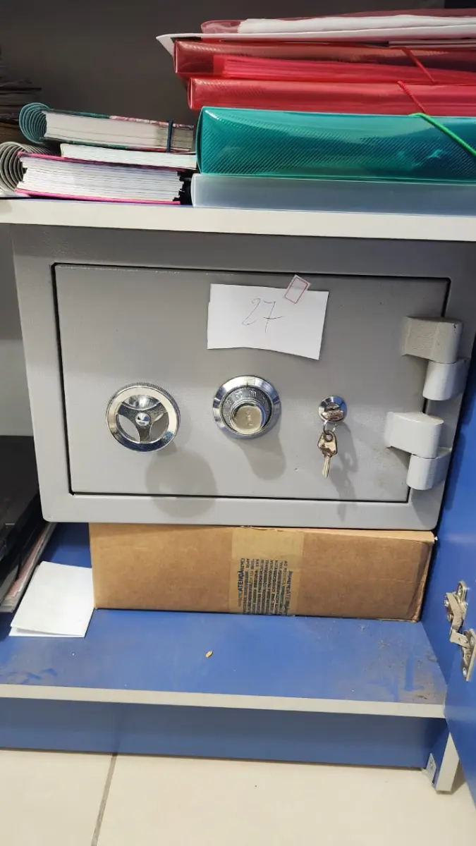 LOTE 201 - COFRE DE AÇO PEQUENO