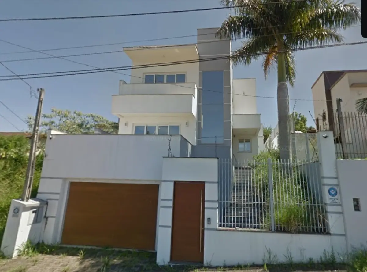 LOTE 000 - Um terreno, e formato regular, situado na zona urbana, do Bairro Solar, em Campo Bom, uma construção de alvenaria de bom padrão com 233,62m quadrados, que tomou o número 402 da rua Hélio Negrini.