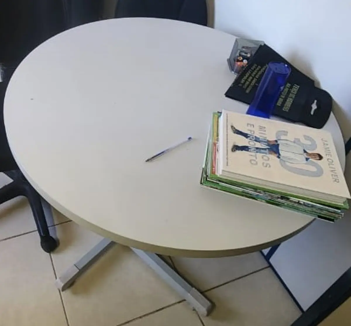 LOTE 169 - 2 MESA REDONDA CINZA