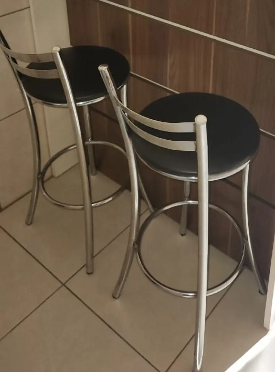 LOTE 153 - 2 BANQUETAS ALTAS, CROMADAS C/ CORINO PRETO