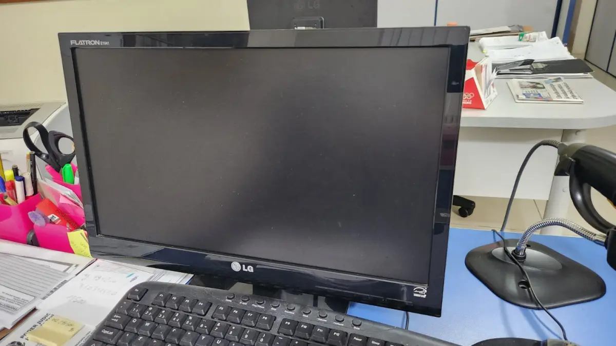 LOTE 100 - 7 COMPUTADORES COM MONITOR, TELCADO, MOUSE E ESTABILIZADOR