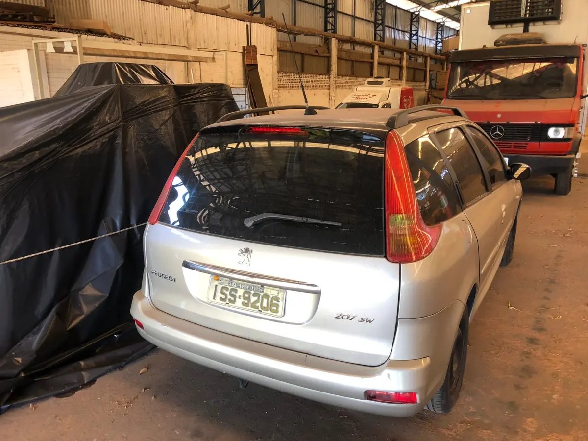 LOTE 033 - "VEÍCULO PEUGEOT, 207 SW XR, ANO 2011/2012, COR PRATA, PLACAS ISS9206