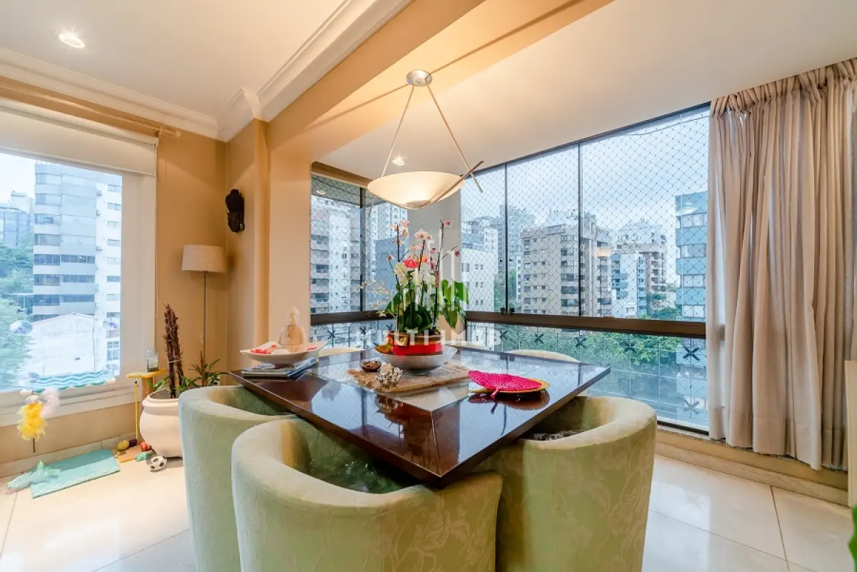 LOTE 000 - O apartamento nº 601 no Ed. Maison Paris, na Rua Pedro Ivo nº 532. O espaço de estacionamento coberto nº 01. O espaço de estacionamento coberto nº 02