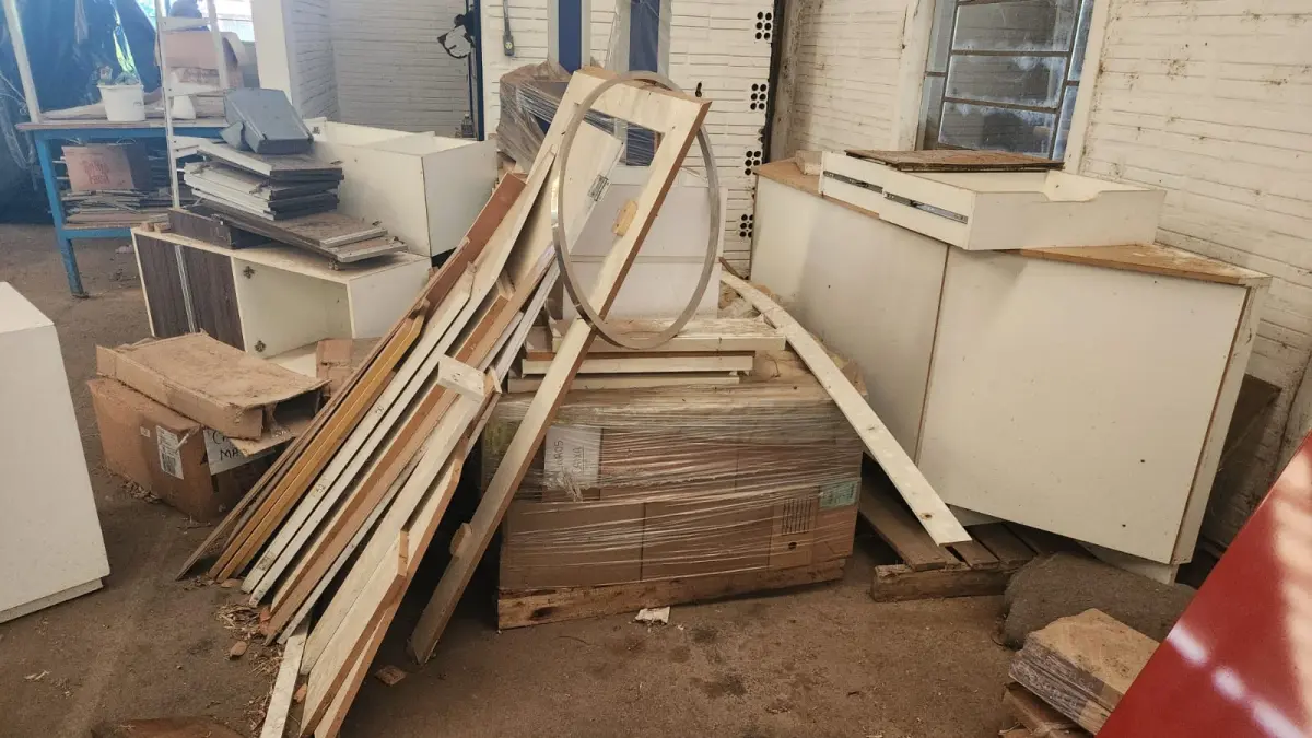 LOTE 040 - LOTE DE MÓVEIS DE DESMONTADOS