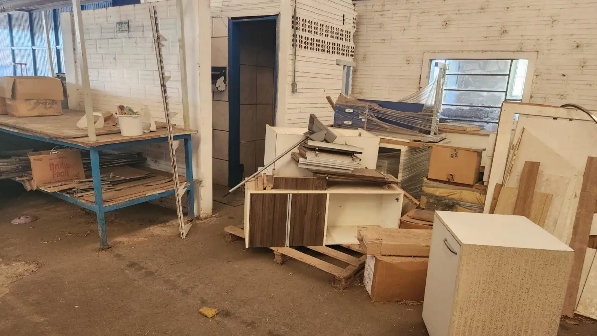 LOTE 040 - LOTE DE MÓVEIS DE DESMONTADOS