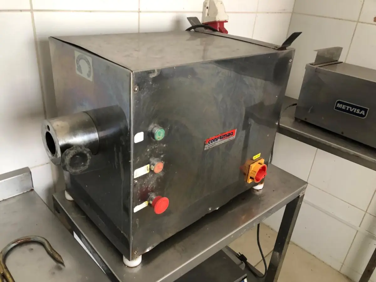 LOTE 226 - PICADOR DE CARNE CONFRIMAQ B 98, MOTOR 3CV, TRIFÁSICO