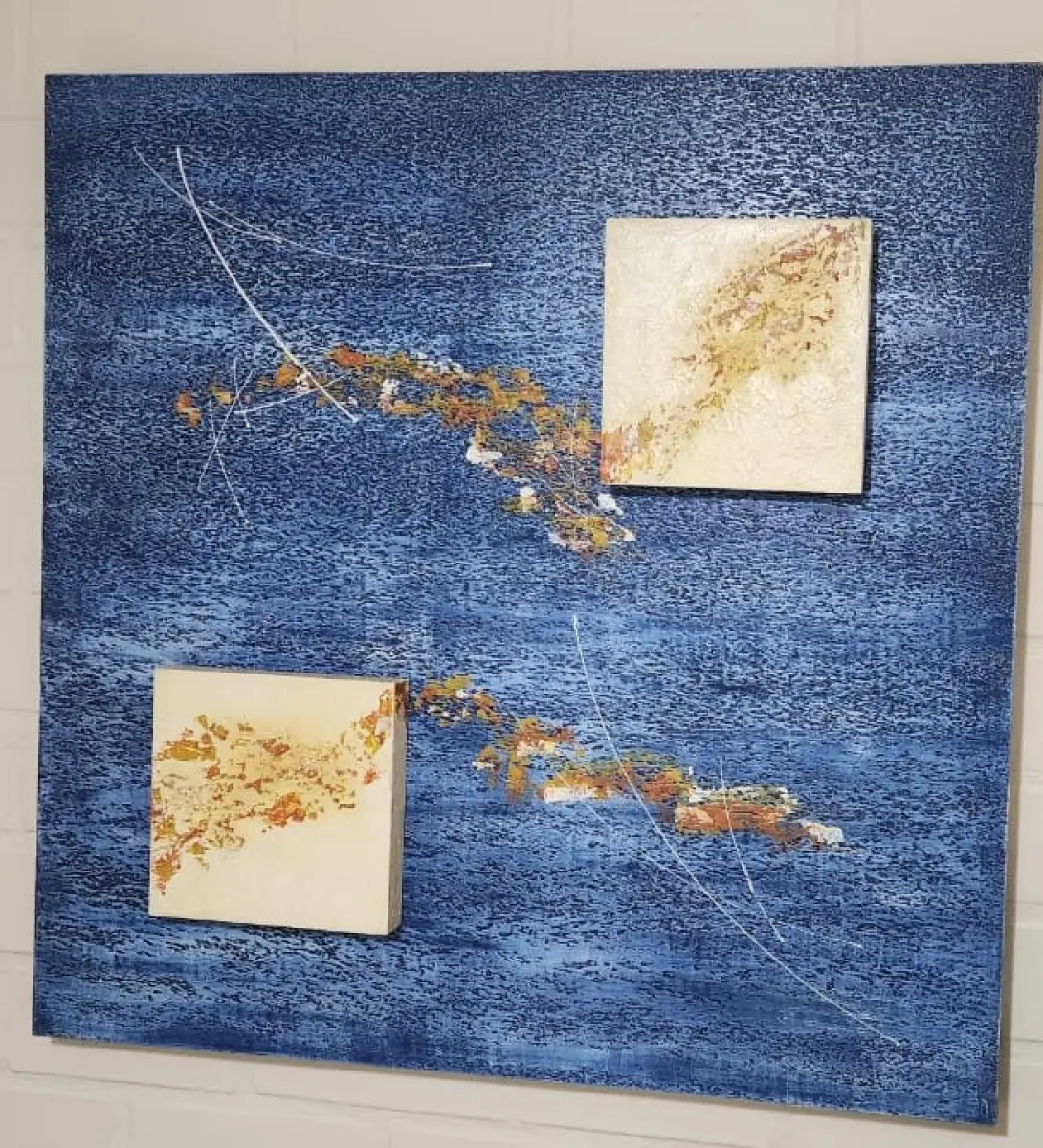 LOTE 146 - TELA DECORATIVA PINTADA A MÃO, AZUL E BEGE