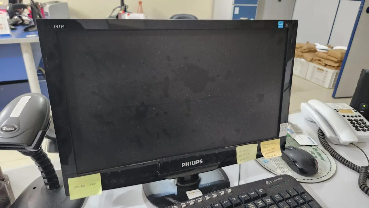 LOTE 100 - 7 COMPUTADORES COM MONITOR, TELCADO, MOUSE E ESTABILIZADOR