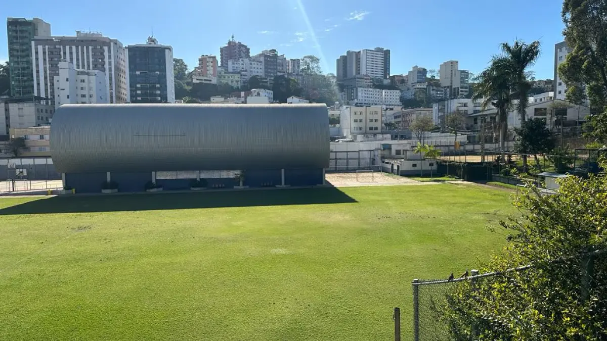 LOTE 001 - GRANDE IMÓVEL 13.044,60M2 COM PRÉDIOS E PISCINA EM BAIRRO NOBRE DE JUIZ DE FORA MG - 3 ESQUINAS