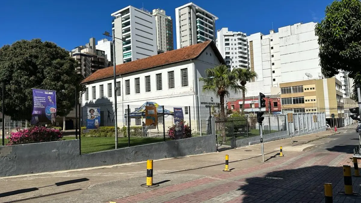 LOTE 001 - GRANDE IMÓVEL 13.044,60M2 COM PRÉDIOS E PISCINA EM BAIRRO NOBRE DE JUIZ DE FORA MG - 3 ESQUINAS