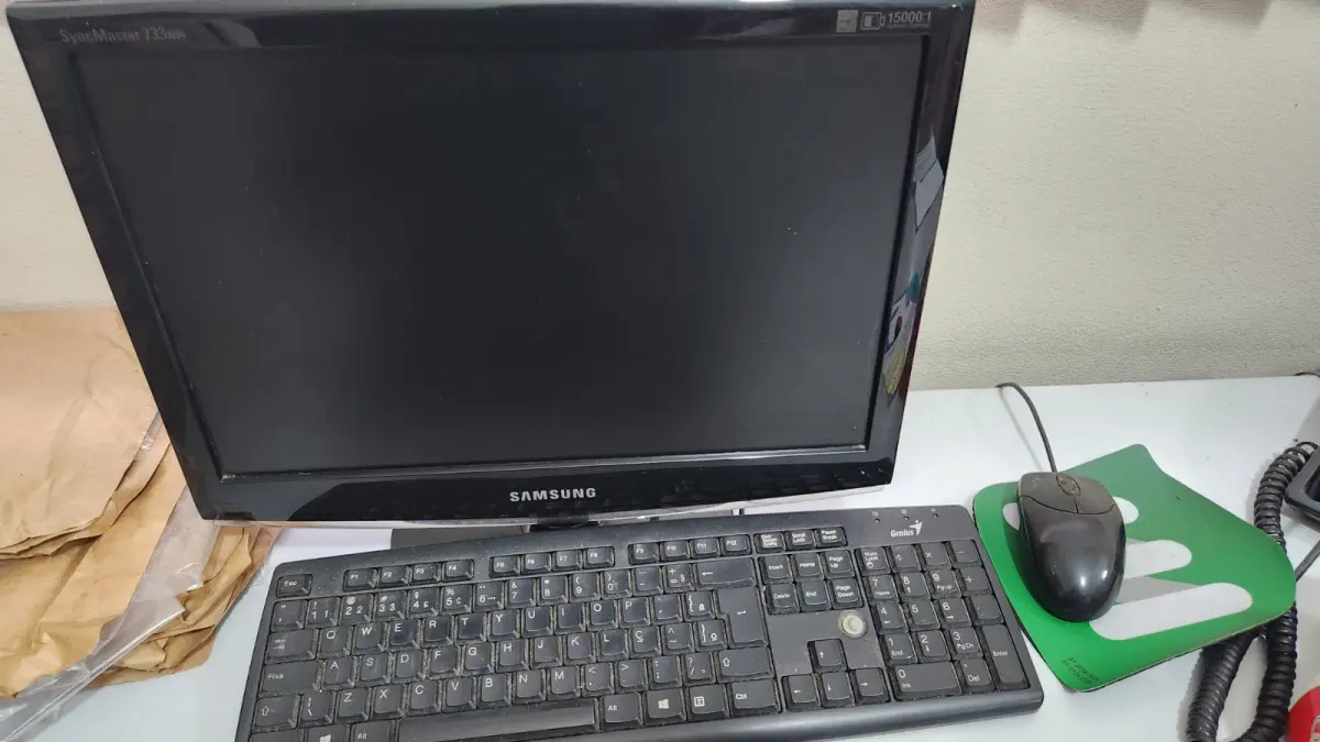 LOTE 100 - 7 COMPUTADORES COM MONITOR, TELCADO, MOUSE E ESTABILIZADOR