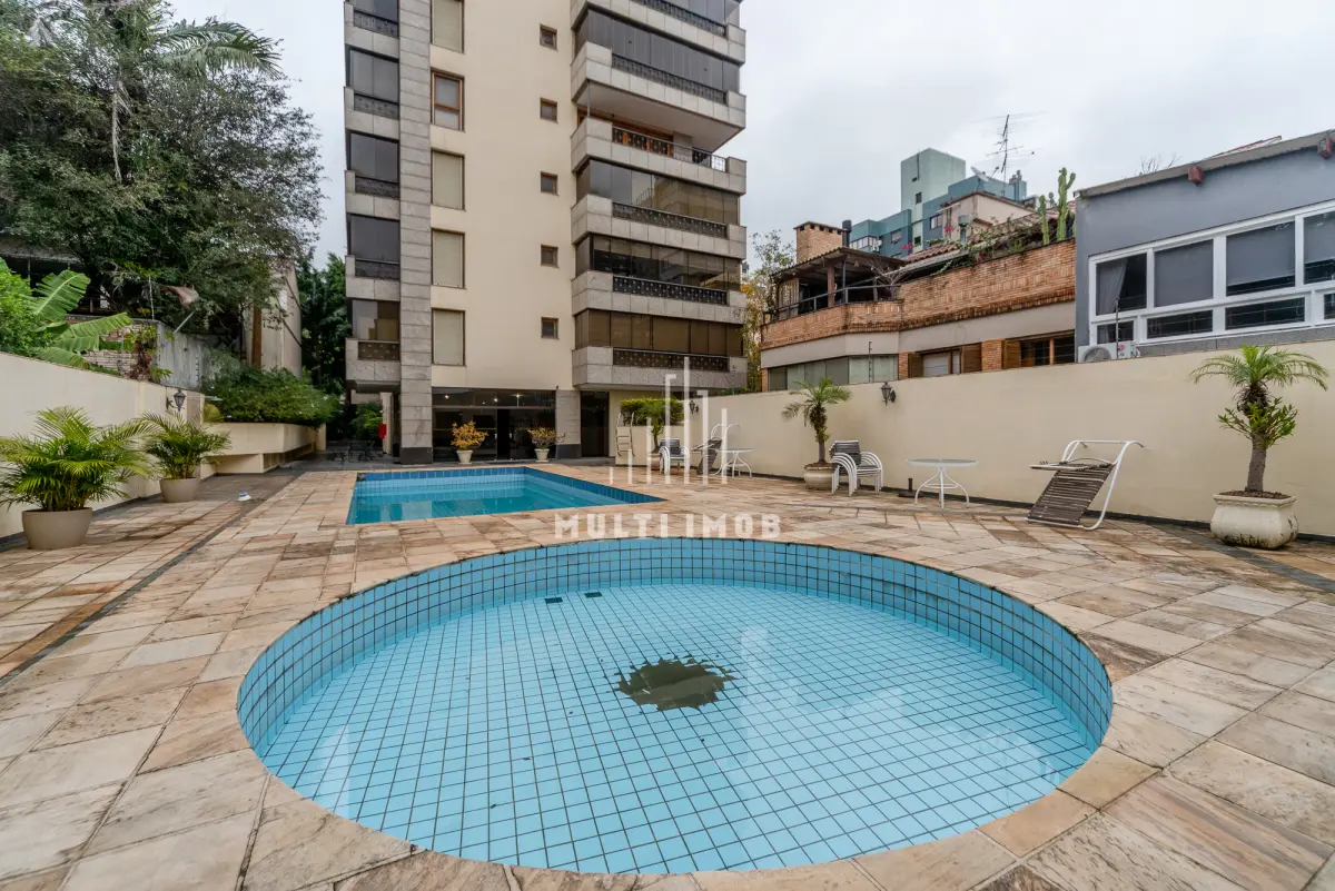 LOTE 000 - O apartamento nº 601 no Ed. Maison Paris, na Rua Pedro Ivo nº 532. O espaço de estacionamento coberto nº 01. O espaço de estacionamento coberto nº 02