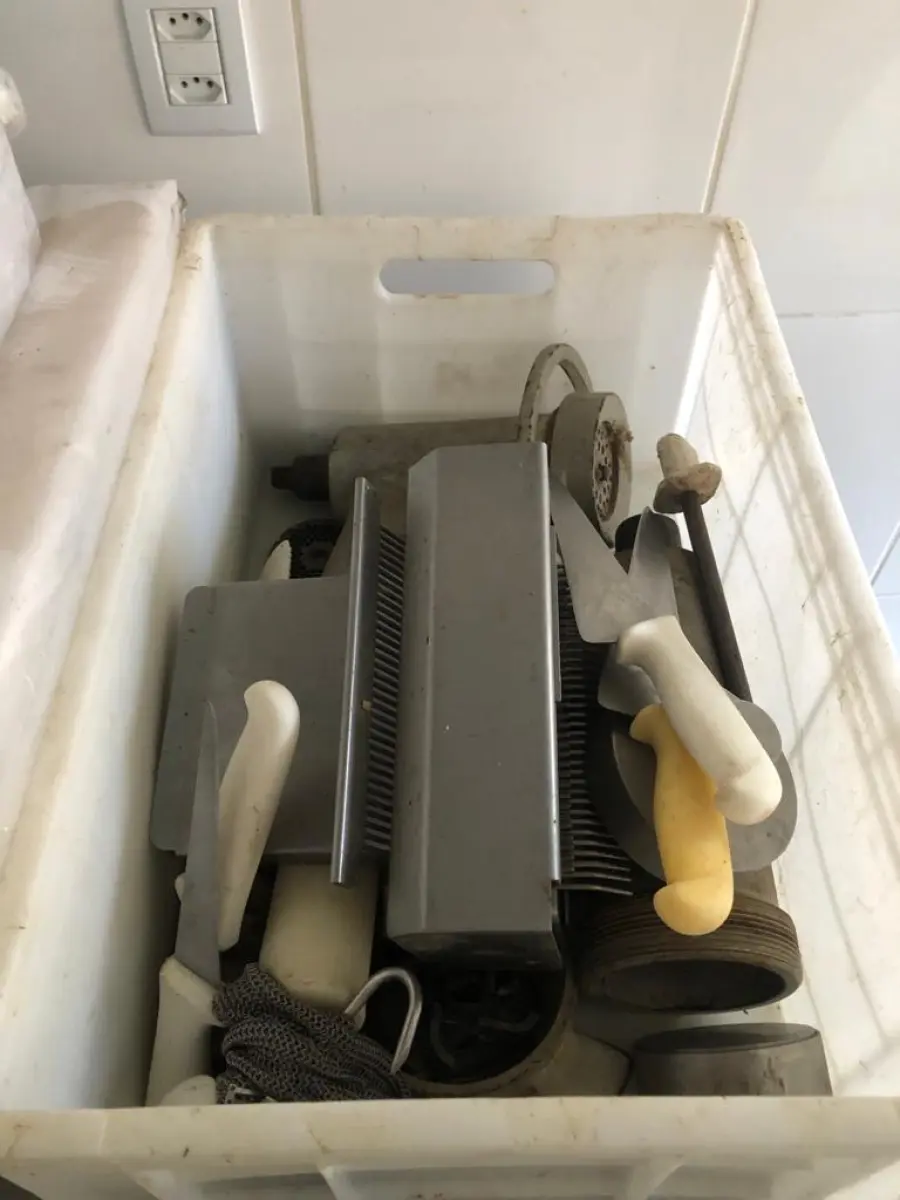 LOTE 248 - LOTE DE FACAS, CHAIRAS, PLACAS DE CORTE, LUVA DE AÇO