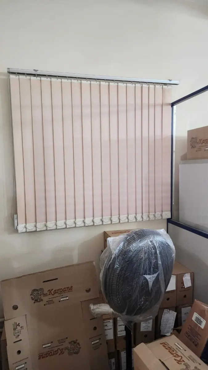 LOTE 120 - 10 CORTINAS PERSIANAS, VERTICAL (INSTALADAS)