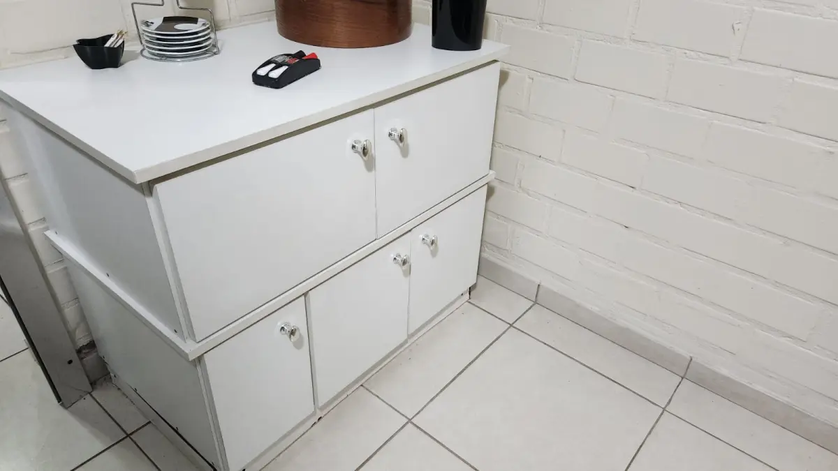 LOTE 147 - BALCÃO C/ 5 PORTAS, BRANCO