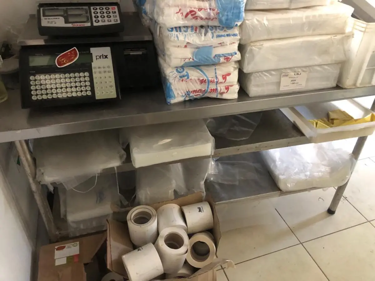LOTE 252 - LOTE DE SACOS DE LIXO, TOALHA DE PAPEL, PRODUTOS DE LIMPESA, PRODUTOS DE LIMPESA USADOS