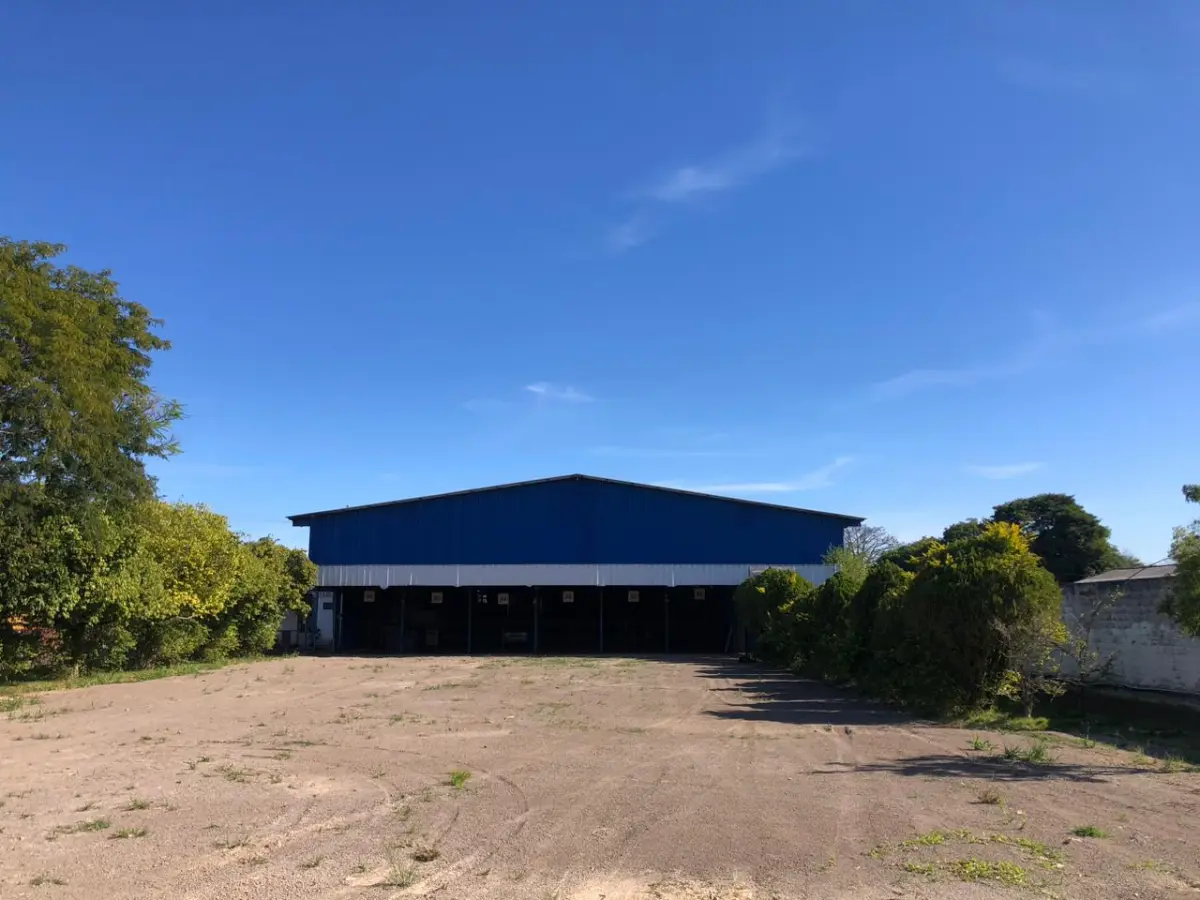 LOTE 071 - ESTRUTURA DE PAVILHÃO EM METAL, APROXIMADAMENTE 800m² DE ÁREA GALPÃO OFICINA