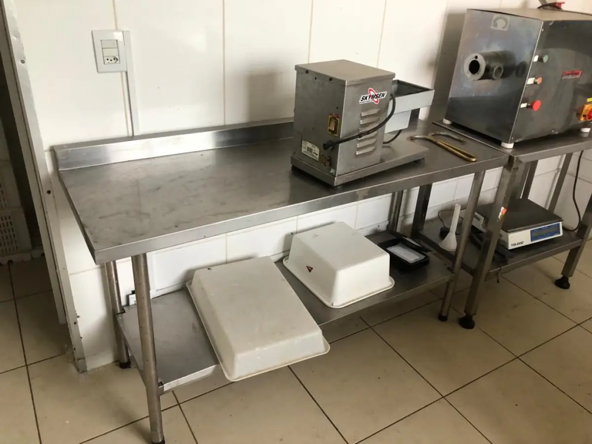 LOTE 231 - MESA INOX COM TESTEIRA E PANELEIRO