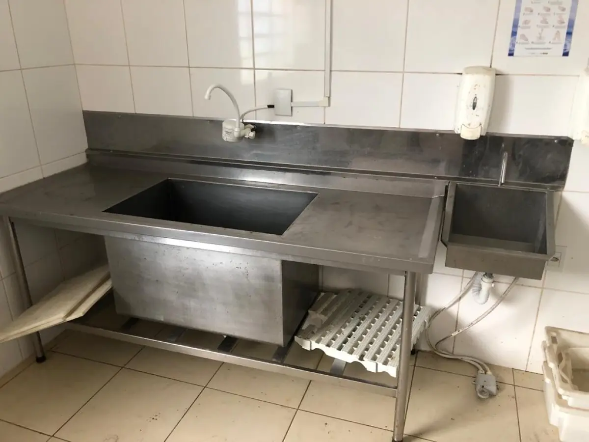 LOTE 229 - MESA PIA INOX COM PANELEIRO E PIA AUXLIAR COM ACIONAMENTO POR PEDAL