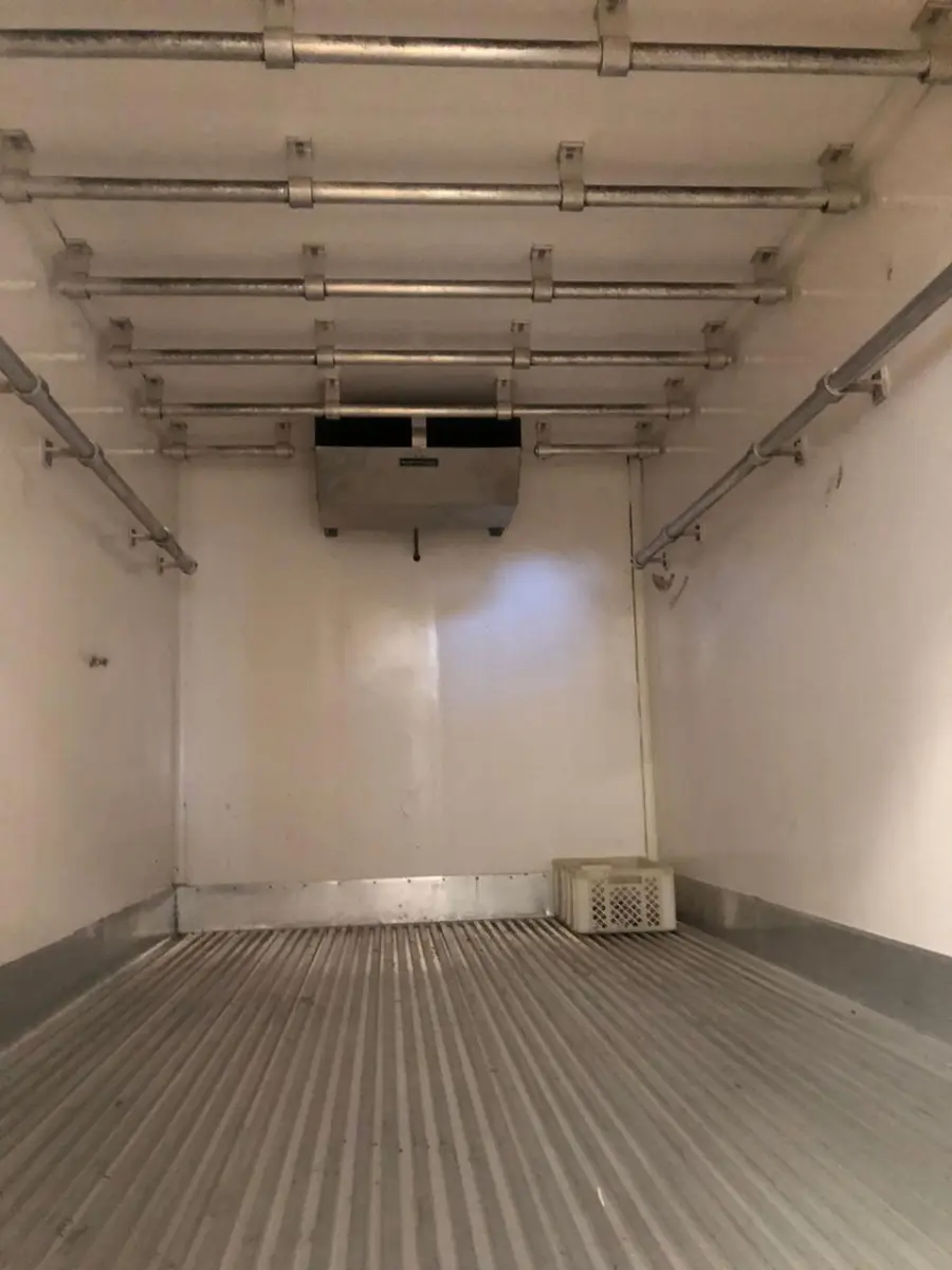 LOTE 031 - "CAMINHÃO MERCEDES BENZ 709, ANO 1991/1992, VERMELHO, PLACAS IDX 1469, C/BAÚ FRIGORIFICO (58.500,00 caminhão + 18.500,00 baú)"