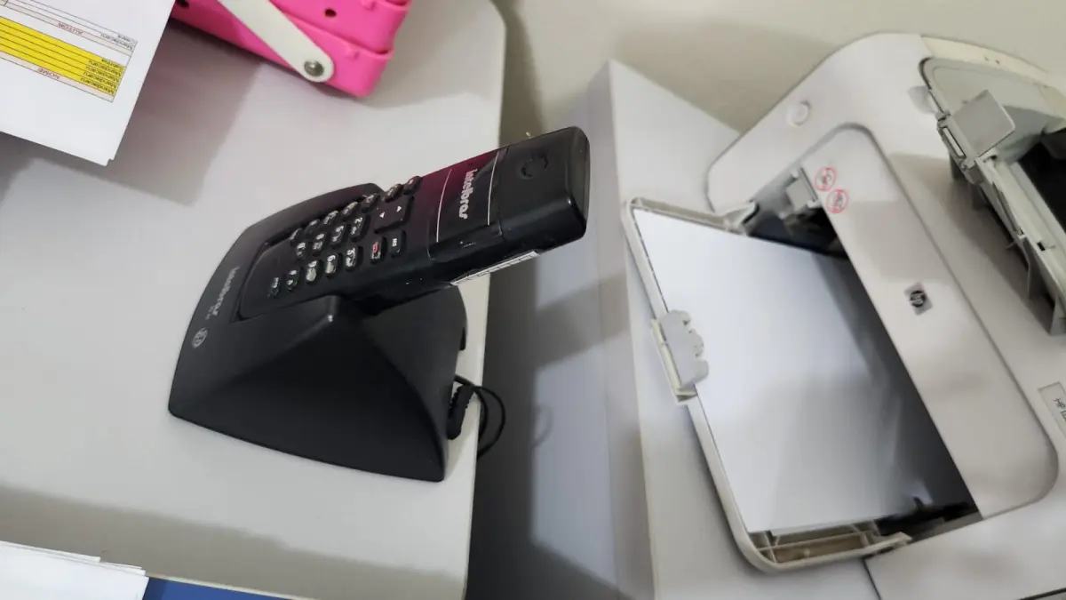 LOTE 108 - LOTE DE TELEFONES: 8 COM FIO E 4 SEM FIO