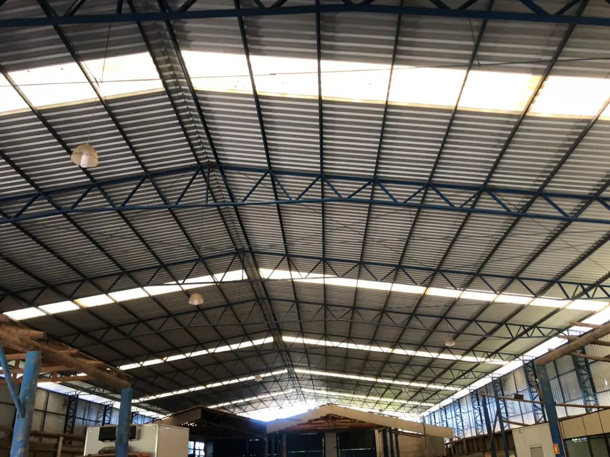 LOTE 071 - ESTRUTURA DE PAVILHÃO EM METAL, APROXIMADAMENTE 800m² DE ÁREA GALPÃO OFICINA