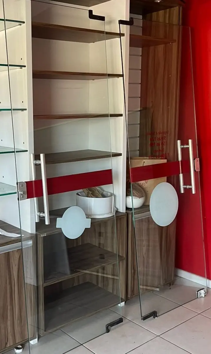 LOTE 220 - 2 PORTAS DE VIDRO PIVOTANTE