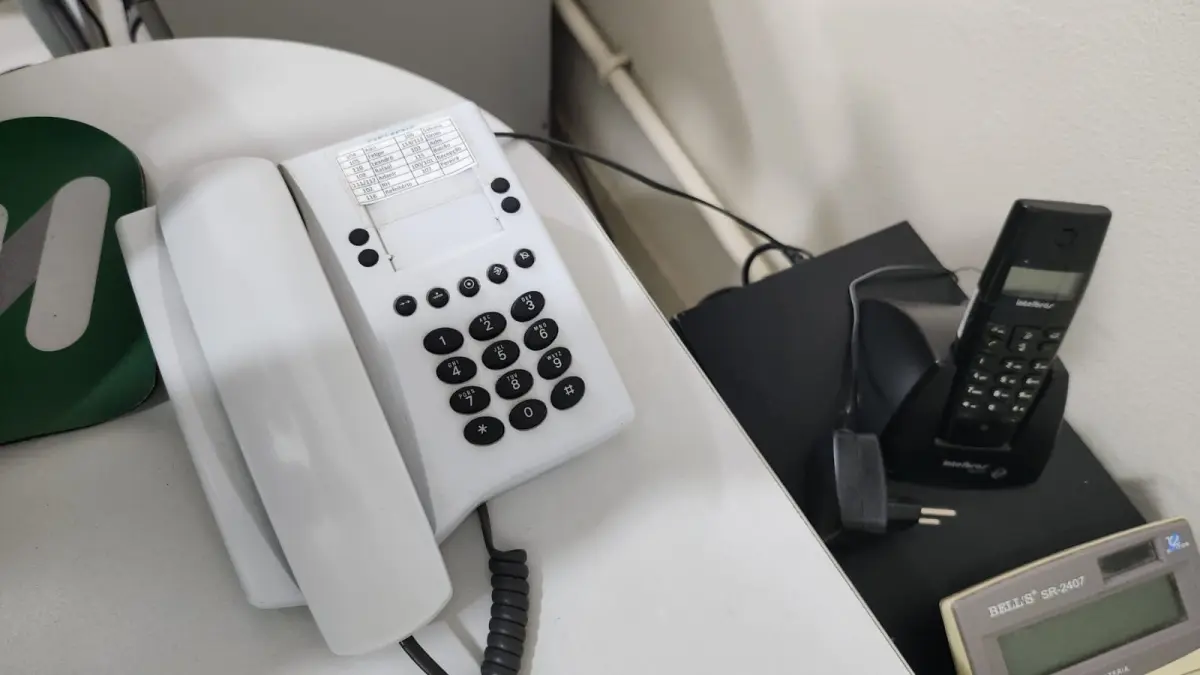 LOTE 108 - LOTE DE TELEFONES: 8 COM FIO E 4 SEM FIO