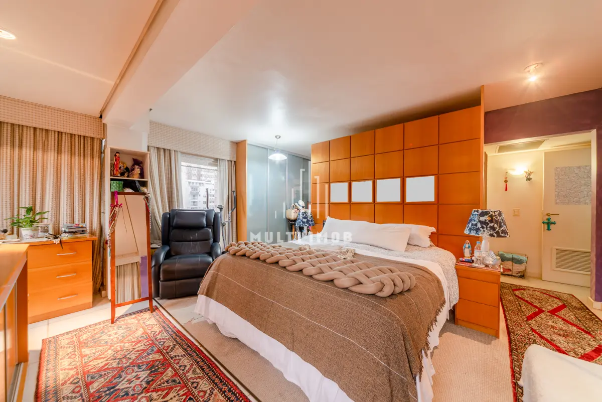 LOTE 000 - O apartamento nº 601 no Ed. Maison Paris, na Rua Pedro Ivo nº 532. O espaço de estacionamento coberto nº 01. O espaço de estacionamento coberto nº 02