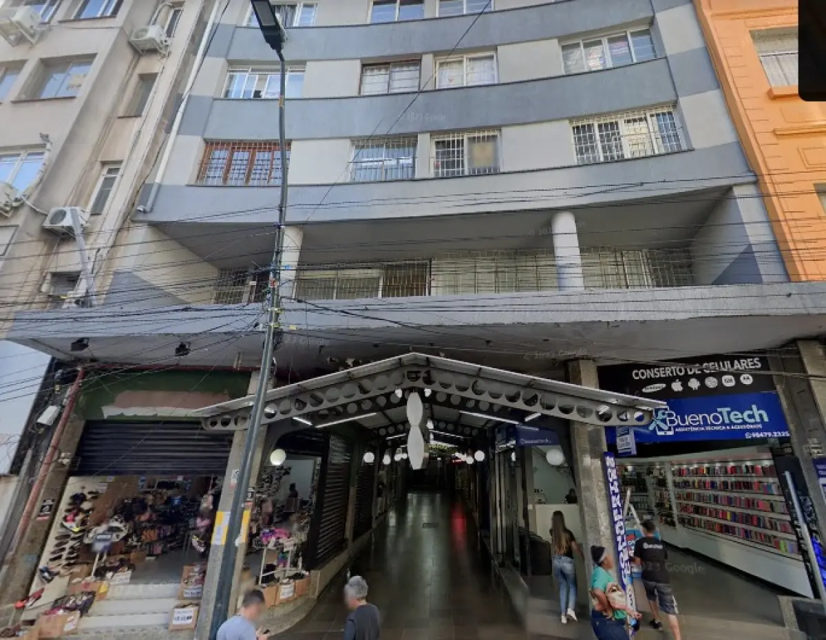 LOTE 000 - A economia autônoma nº 216 do Ed. Galeria A Nação, Bl. B, na R. Dr. Flores nº 106,  c/ a área real privativa de 24,92m2, área real total de 32,87m2