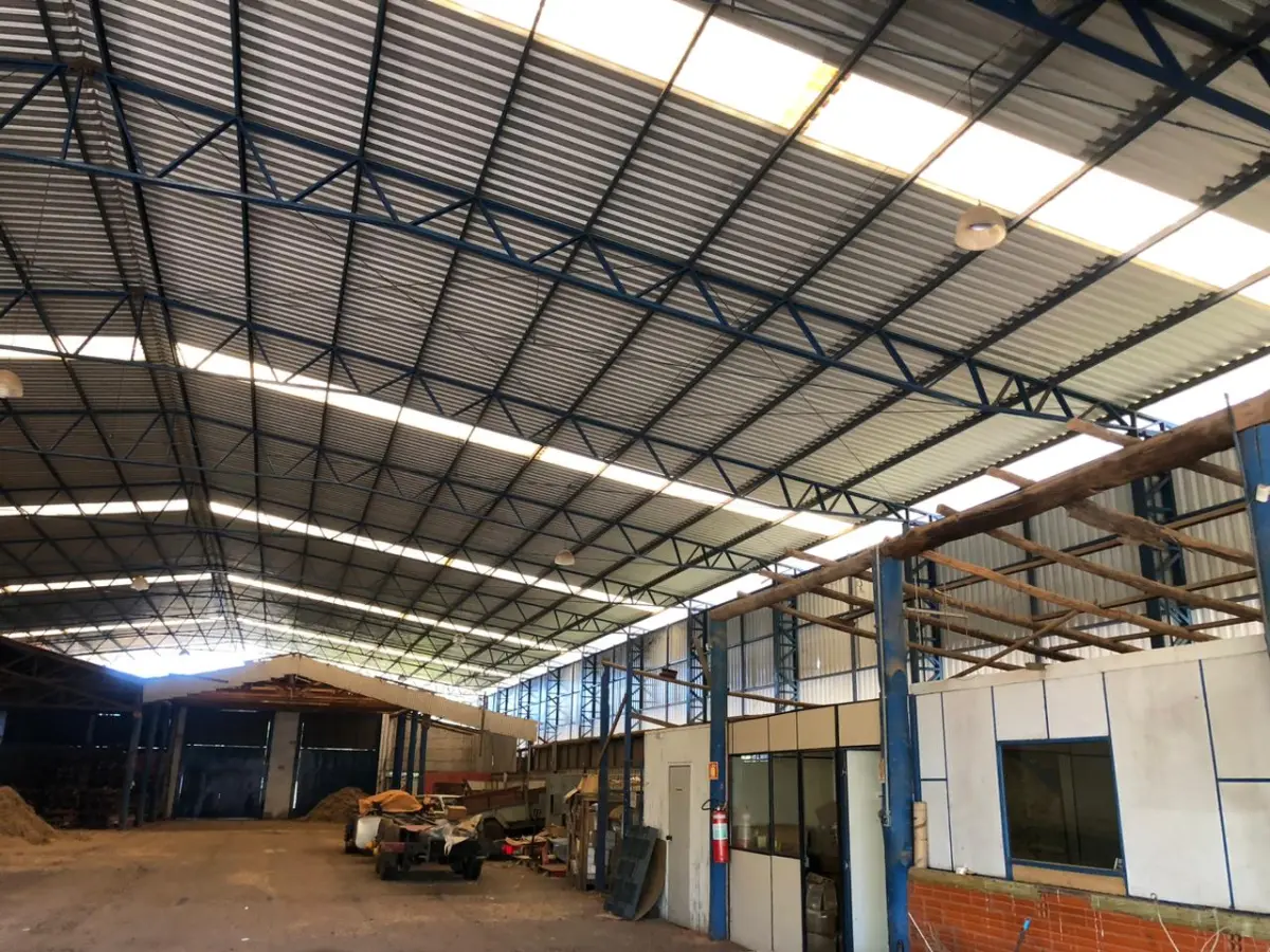 LOTE 071 - ESTRUTURA DE PAVILHÃO EM METAL, APROXIMADAMENTE 800m² DE ÁREA GALPÃO OFICINA
