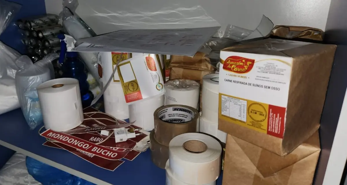 LOTE 222 - LOTE DE BOBINAS DE ETIQUETAS, SACOS PLÁSTICOS, FITAS ADESIVAS, TOUCAS PLÁSTICAS DESCARTÁVEIS, ETC.; SACOLAS DE PLÁSTICO E DE PAPEL COM A LOGOMARCA ARMAZEM DA CARNE