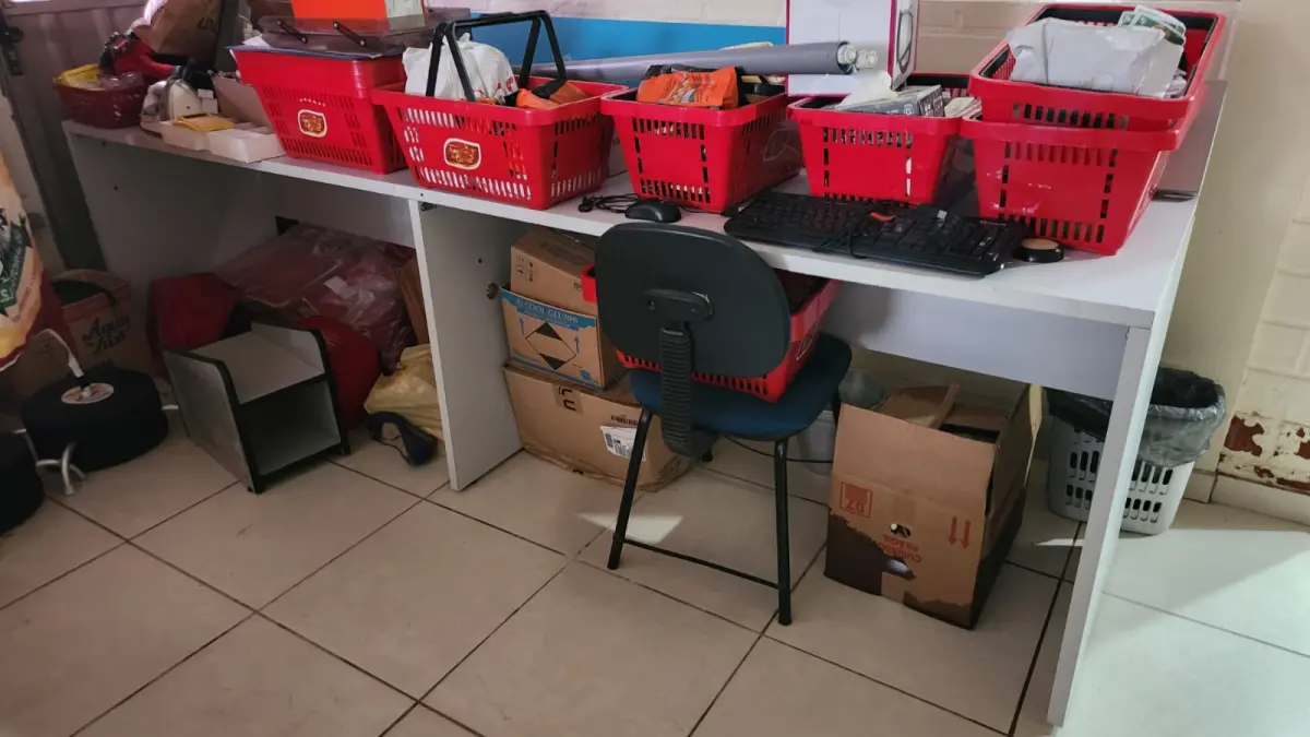 LOTE 166 - MESA CINZA EM MDP, APROX. 2,5X0,70