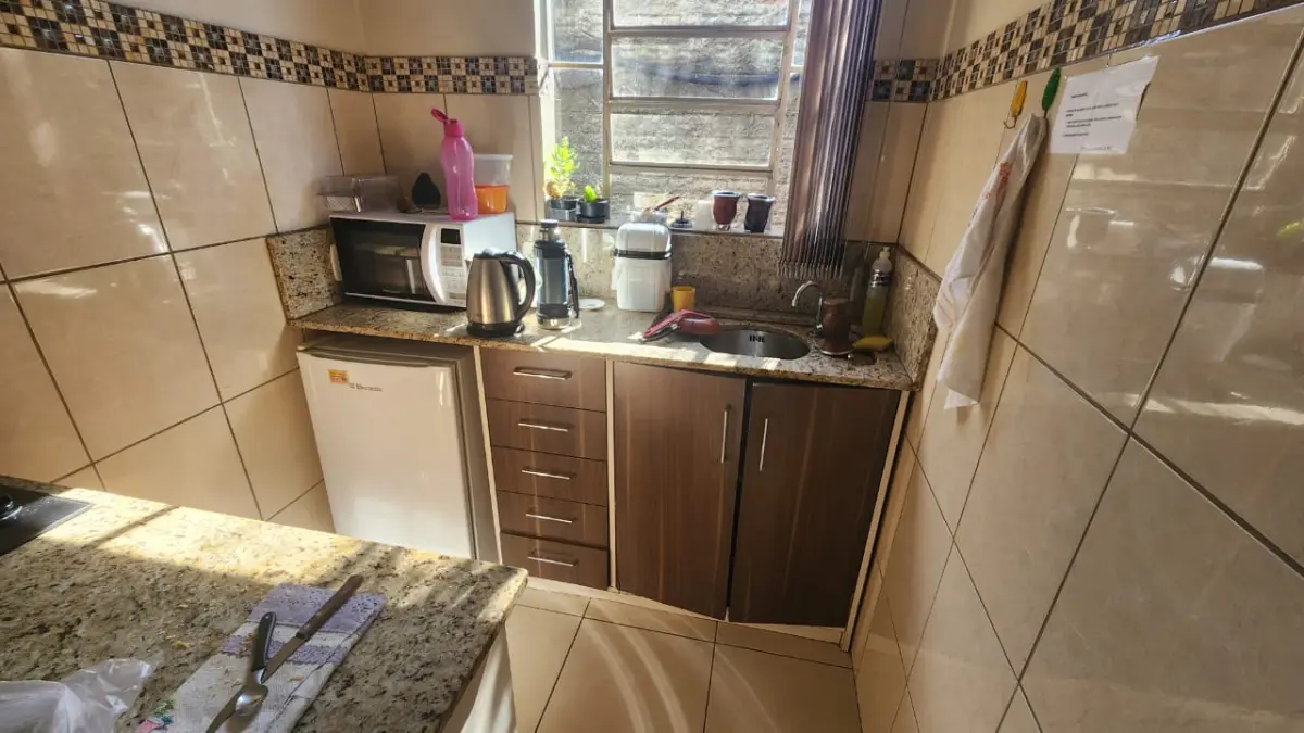 LOTE 121 - BALCÃO DE COZINHA C/ PIA, TAMPO GRANITO